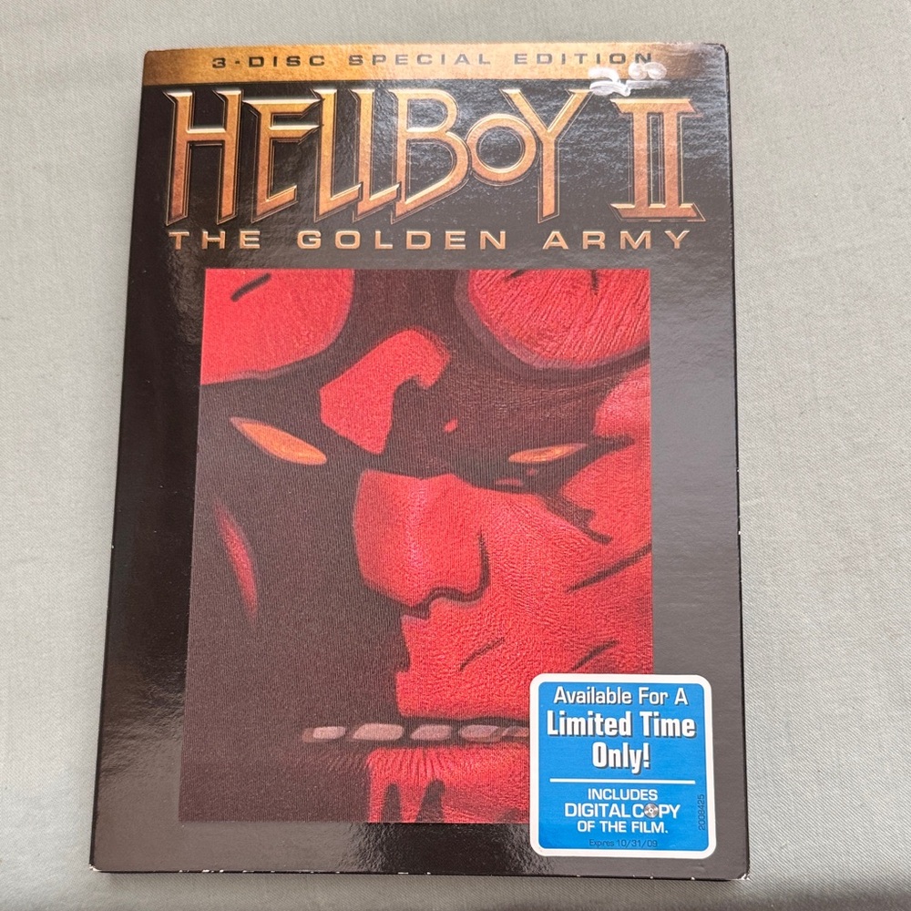 Universal Hellboy II: The Golden Army 3-Disc Special Edition - Black and Red